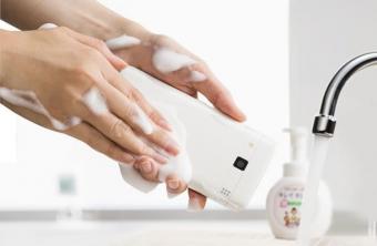 В Японії створили смартфон, який можна мити з милом