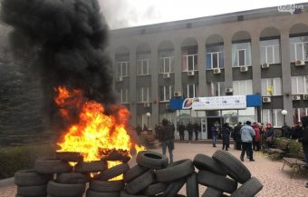 Біля «Криворіжгазу» проходить мітинг через відсутність опалення в місті