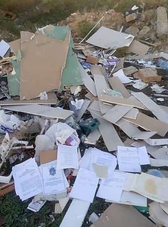 На стихійному сміттєзвалищі знайшли архівні документи військової прокуратури