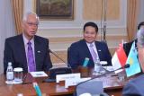Экс-премьер Сингапура посоветовал властям Казахстана инвестировать в людей, а не в нефть