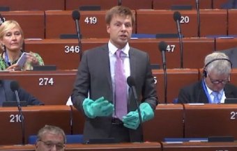 Гончаренко отримав попередження за виступ на ПАРЄ в гумових рукавичках