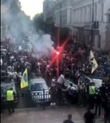 Участники акции владельцев "еврономеров" зажгли файеры в центре Киева