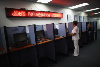 В США количество заявок на пособие по безработице выросло на 13 тысяч