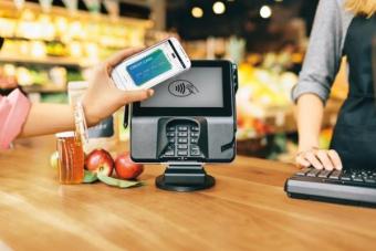 Сбербанк первым в России запустил платежный сервис Apple Pay