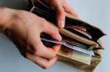 Що може купити українець на середню зарплатню (інфографіка)