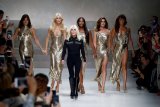 Американская корпорация покупает дом моды Versace &ndash; NYT