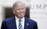 В США устроили флешмоб на поле для гольфа Трампа
