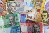 З чого роблять гривні: НБУ не поспішає замінювати паперові банкноти пластиковими