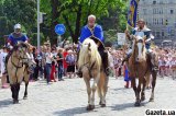 Лицарі, оркестри та Король Лев на коні: Львовом пройшов парад до Дня міста