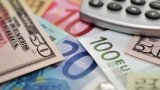 Гривня на межбанке продолжает падать
