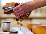 Запрет выезда за границу: назвали количество "наказанных" должников алиментов