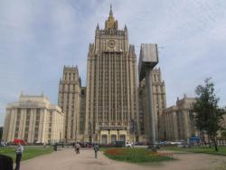 МИД РФ призывает Украину принять новую конституцию и русский язык в качестве второго государственного