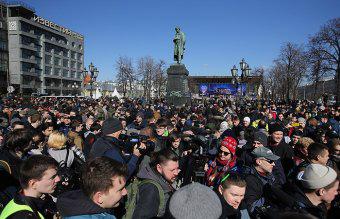 Нехай сидять вдома: більшість росіян висловилось проти участі молоді в мітингах