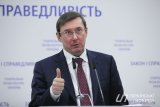 Зарплата Луценко за апрель уменьшилась в полтора раза