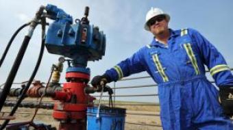 Стоимость нефти рухнула ниже психологической отметки