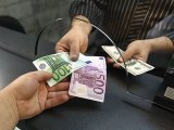 Население стало продавать меньше валюты