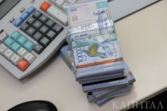 На дневных торгах тенге вновь подешевел