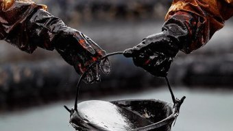 Цены на нефть снижаются после роста накануне