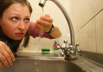 Що робити, якщо з крана замість гарячої води тече холодна