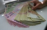 Украинцы стали активнее нести деньги в банки