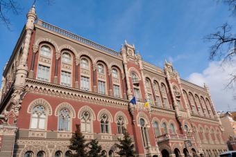 НБУ продлил ограничение продажи инвалюты физлицам и запретил обналичивание инвалюты с карт