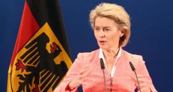Глава Минобороны ФРГ призвала Трампа к жесткой политике в отношении России