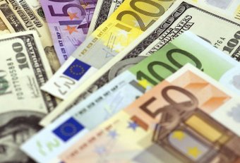 Гривня знижується на відкритті міжбанку