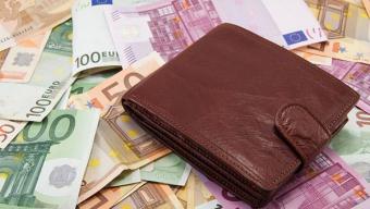 Держслужбовці отримують надбавку до зарплати