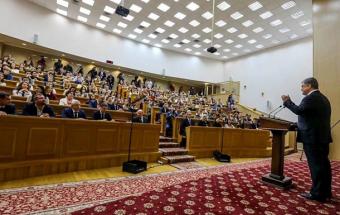 Порошенко перервав зустріч зі студентами через дзвінок Гройсмана