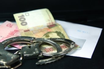 6000 грн за біометричний паспорт: під Києвом співробітник ДМС видавав документи за хабар