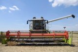 Тернопільські фермери посадили Гройсмана за кермо комбайна