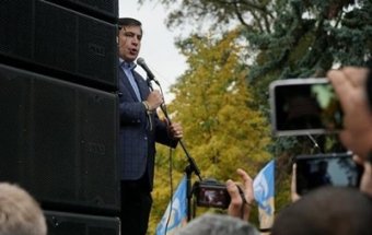 Саакашвілі на акції біля ВР закликав людей вимагати від Порошенка піти зі свого поста