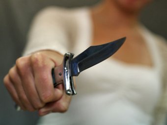 В Киеве девушка с ножом ограбила обменник
