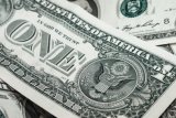 Гривня на межбанке продолжает обесцениваться