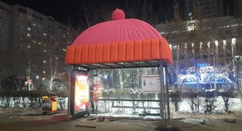 На остановки Астаны надели забавные шапочки