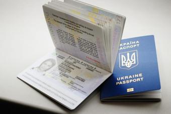 Бюрократія і паспортні столи: як українці отримують закордонний паспорт в Києві
