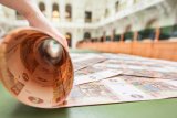 Гривня находится под давлением на открытии межбанка