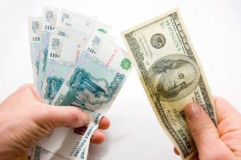 Рубль снизился к доллару и евро на фоне дешевеющей нефти