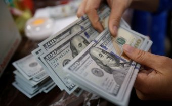 Українці позбавляються від доларів, продано сотні мільйонів