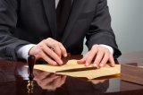 Оклад держслужбовців становитиме половину їх зарплати