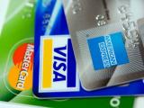 Українцям заборонили вільно користуватися зарплатними картами