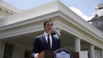 Российский флаг бросили под ноги советнику Трампа, хотели автограф