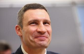 В Киеве люди в камуфляже и балаклавах срезали сотни деревьев