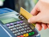 Українці почали частіше розраховуватись картками у інтернеті та магазинах