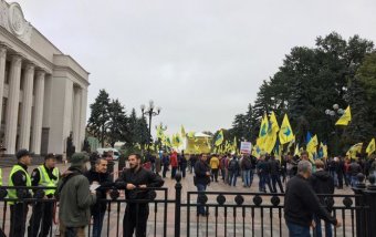 Поліція тимчасово оточила будівлю Верховної Ради парканом і металодетекторами