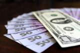 Гривня на міжбанку упевнено зміцнюється