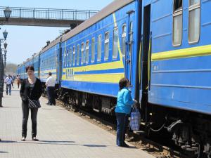 &laquo;Укрзалізниця&raquo; відновлює попередній продаж квитків на поїзди до Криму