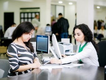 Персональні платні помічники почали працювати в ЦОНах Казахстану