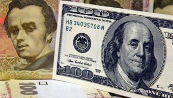 Гривня на міжбанку стабільна, проте НБУ скуповує валюту