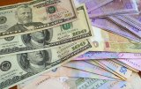 Гривня продолжает снижение на открытии межбанка